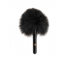 Черная перьевая кисточка с гладкой ручкой