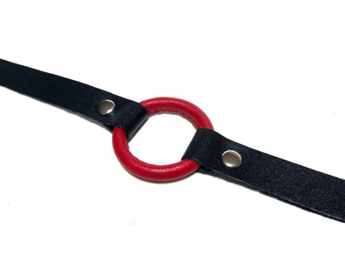 Заказать Красный кляп-кольцо на черных кожаных ремешках