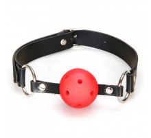 Красный кляп-шарик с отверстиями для дыхания и регулируемым ремешком