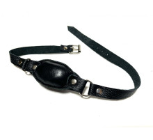 Черный кожаный кляп на ремешках с пряжкой