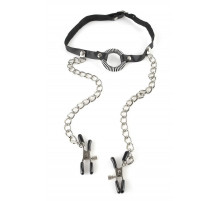 Кляп, соединенный цепочкой с клипсами для сосков