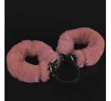 Черные кожаные оковы со съемной розовой опушкой
