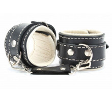 Оковы на руки со светлым подкладом