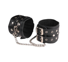 Чёрные кожаные оковы, соединенные цепочкой