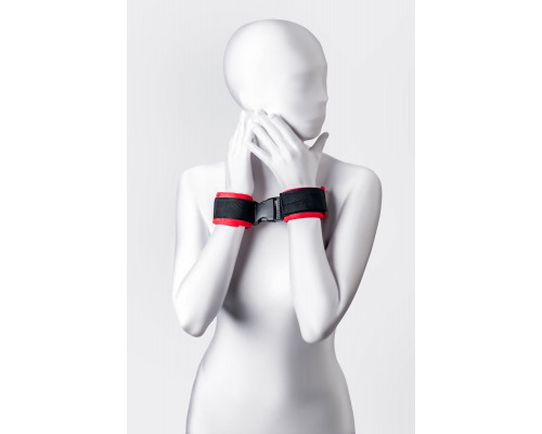 Красно-черные велюровые наручники Anonymo