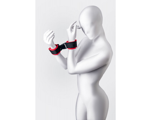 Красно-черные велюровые наручники Anonymo