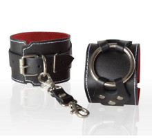 Чёрные кожаные наручники-напульсники с красной изнанкой