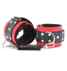 Красно-чёрные кожаные наручники с меховым подкладом