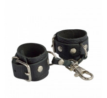 Черный кожаный брелок в виде наручников