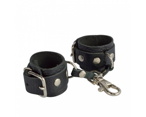 Черный кожаный брелок в виде наручников