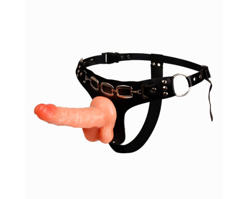 Заказать Реалистичный страпон на трусиках с заклепками - 15,7 см.