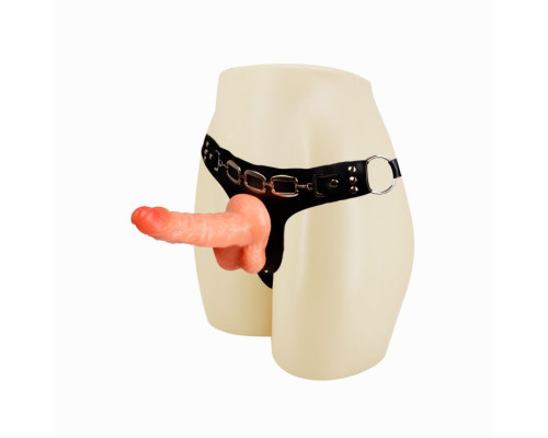 Заказать Реалистичный страпон на трусиках с заклепками - 15,7 см.